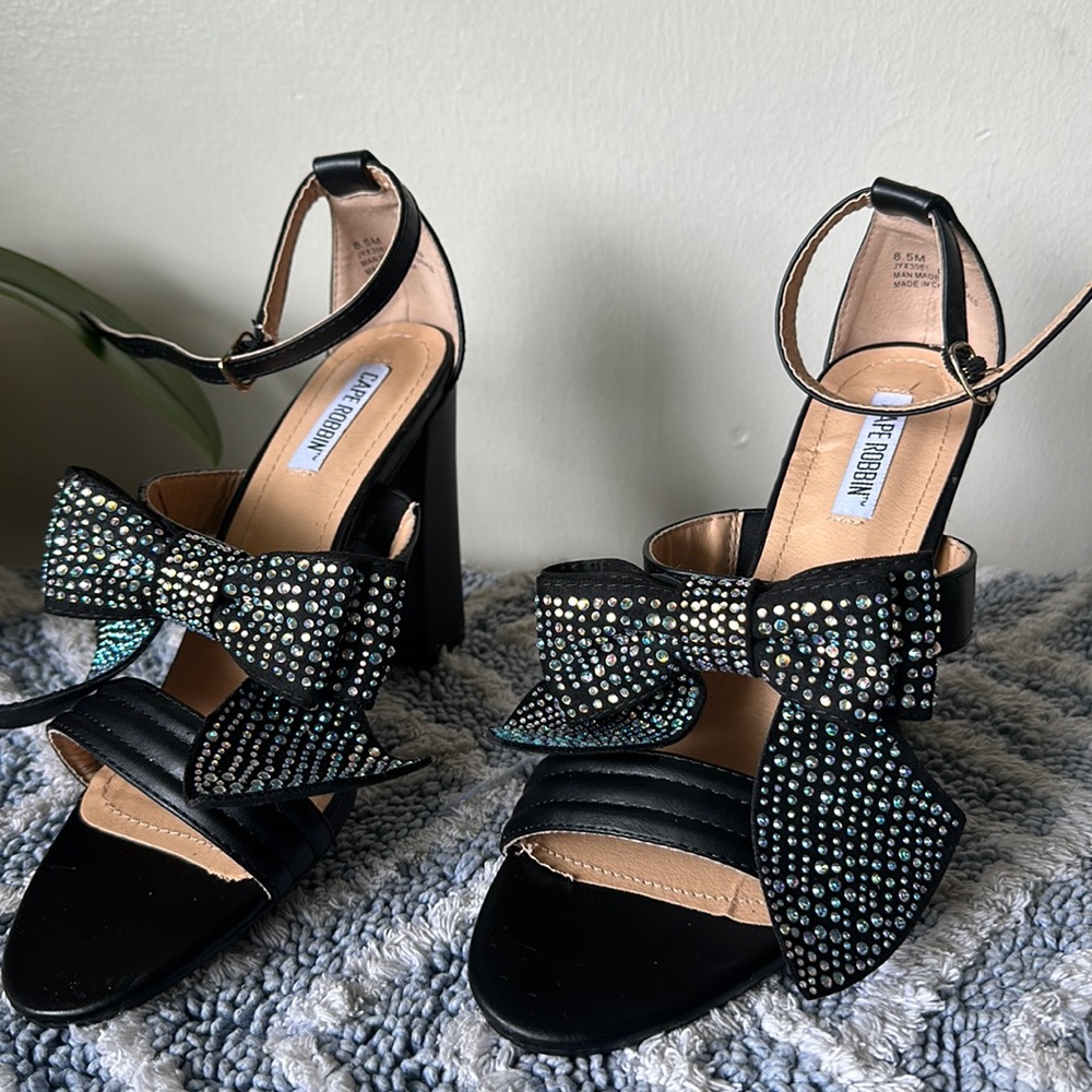 Cape Robin, black rhinestone bow black heel size 8 1/2